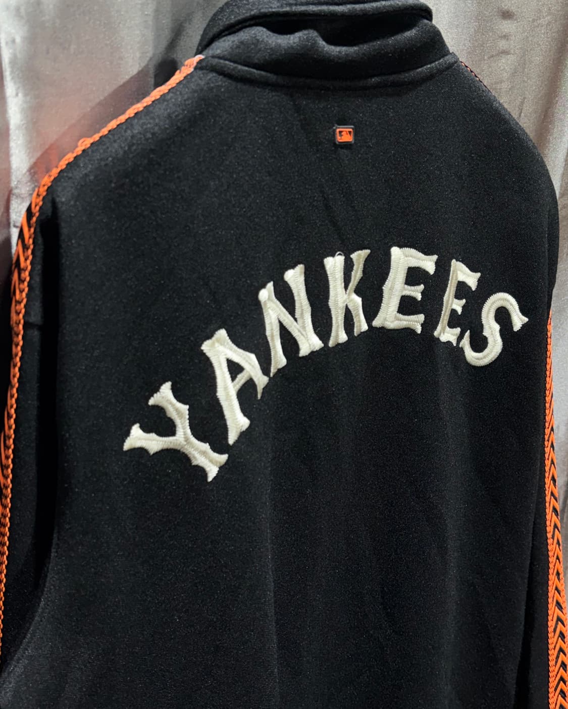 L MLB 뉴욕양키스 스펠링 로고 오렌지 라인 트랙탑 상품이미지6