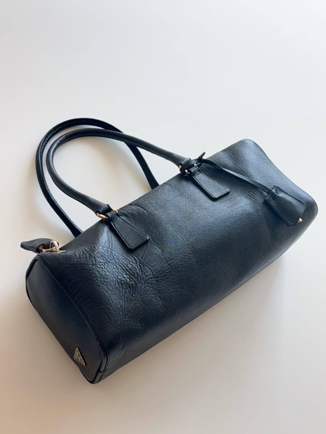 프라다 삼각 로고 가죽 바게트 숄더백 상품이미지3