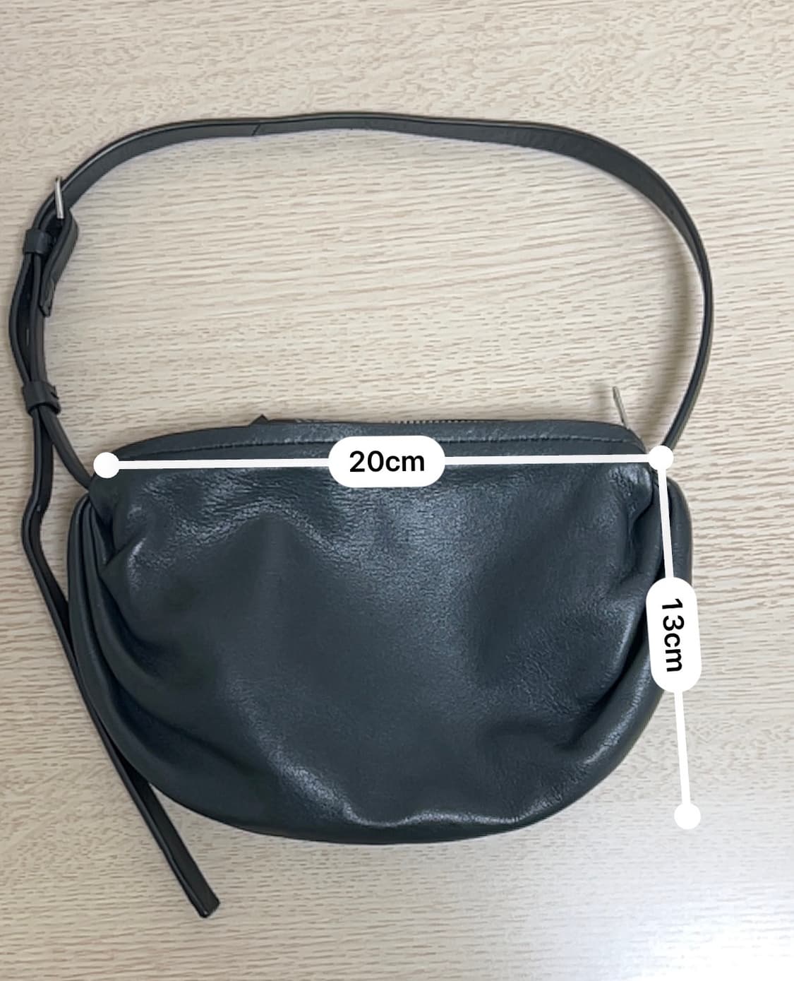 COS 코스 개더드 레더 숄더백 블랙(양가죽 100%) 상품이미지2