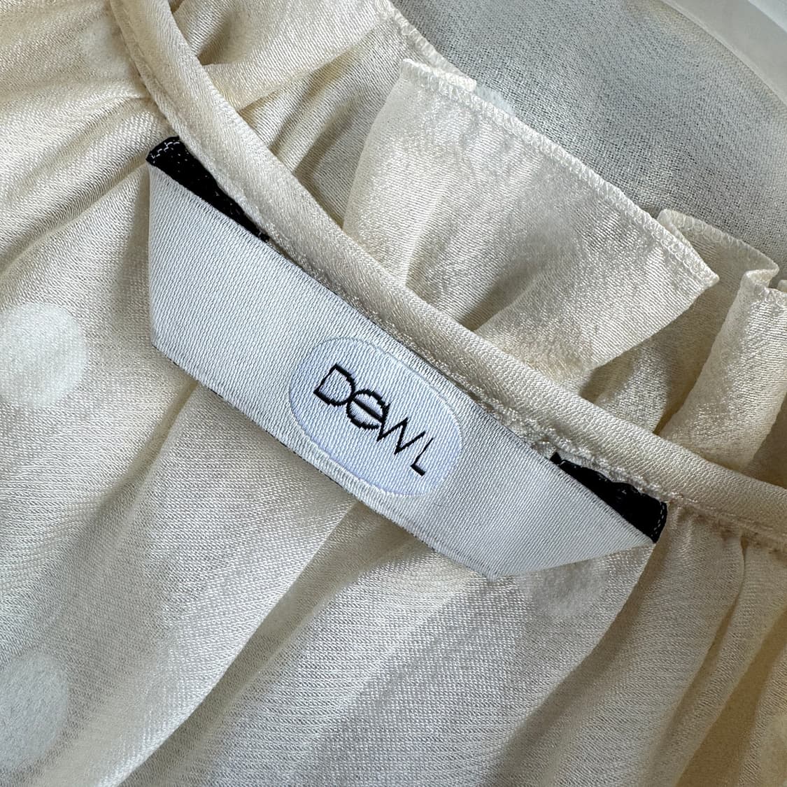 듀엘 25 셔링 넥 시어 도트 블라우스 상품이미지3