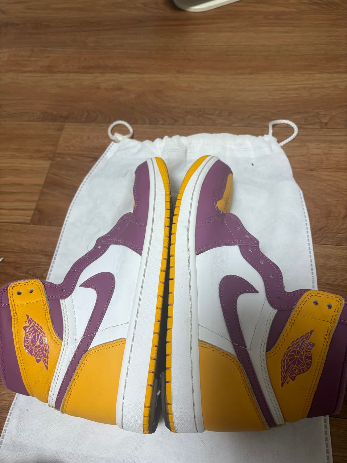 조던 1 레트로 하이 OG 유니버시티 골드 라이트 보르도 판매합니다!!! 상품이미지4