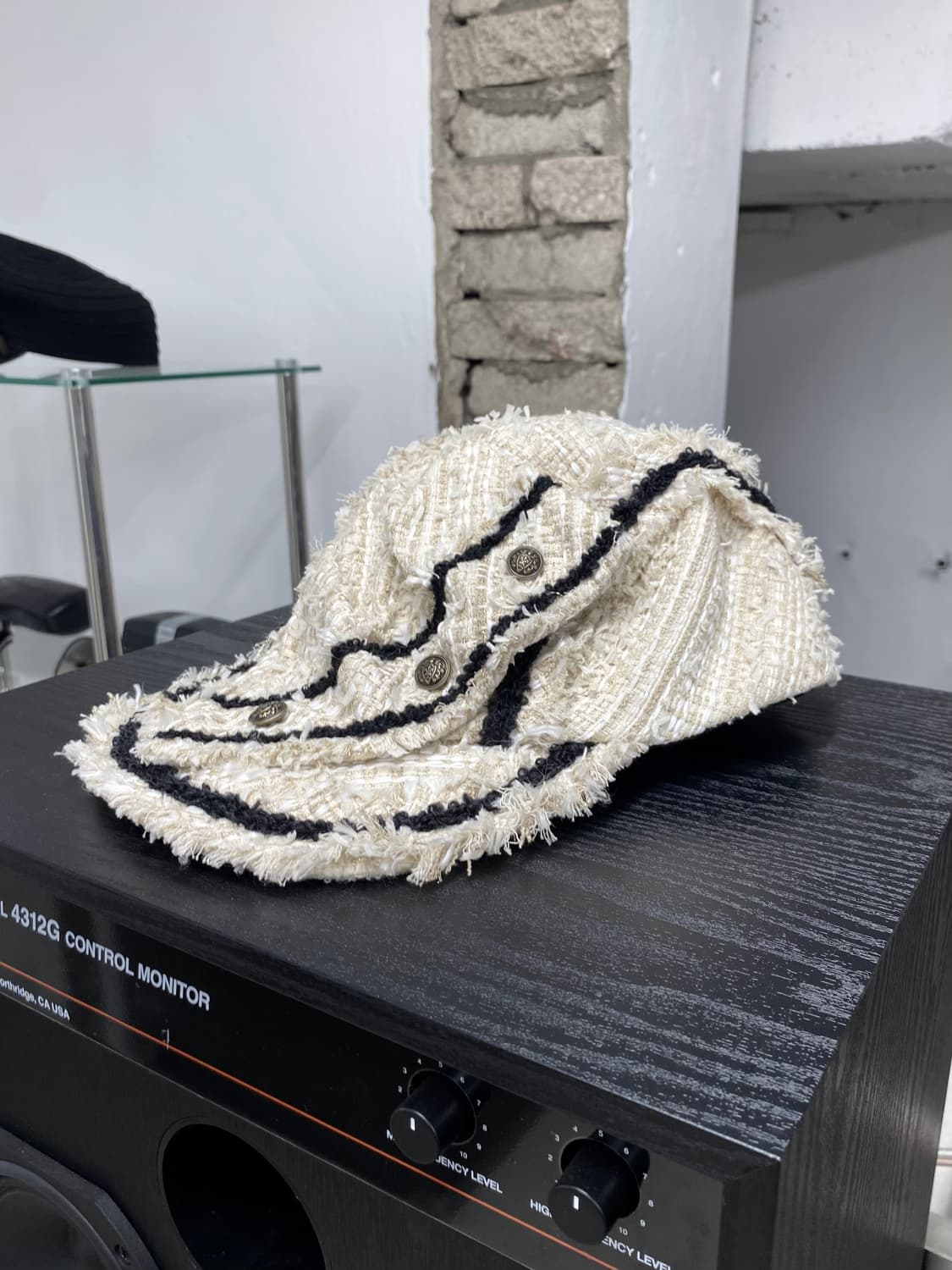 카시라 비대칭 버튼 트위드 햇 상품이미지4