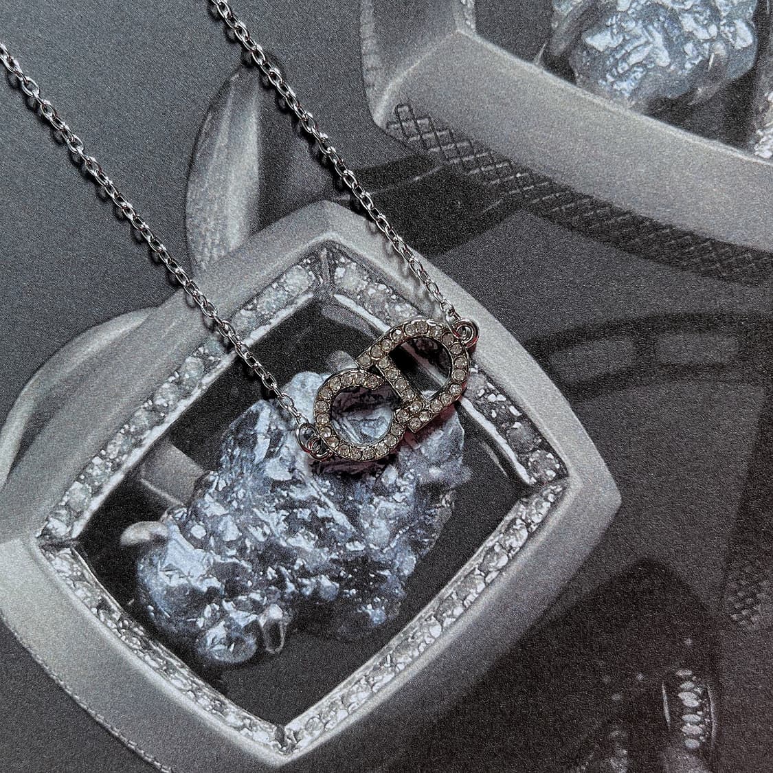 디올 미드나잇 쉬머 네크리스 상품이미지2