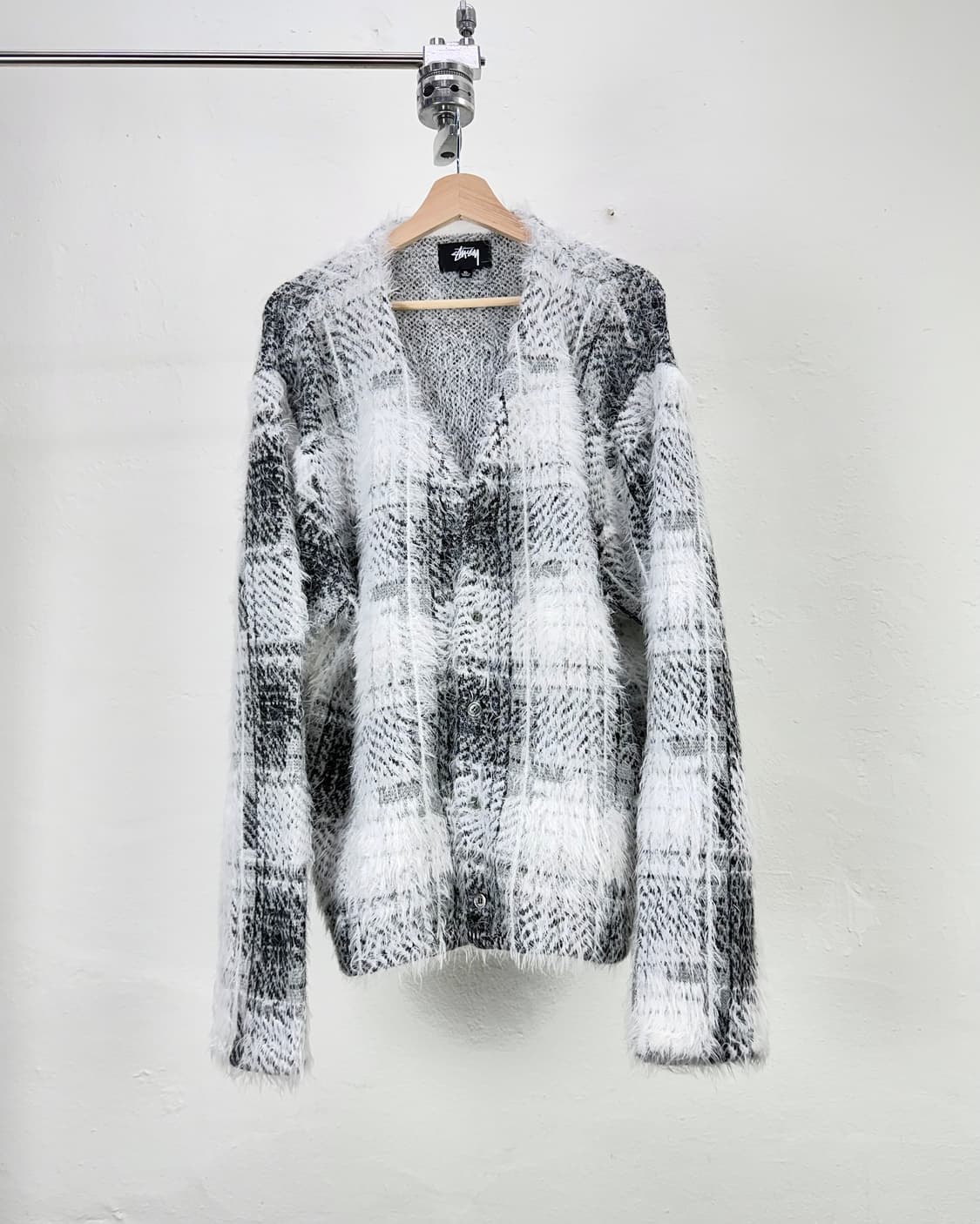 스투시 23fw 헤어리 플래드 가디건 화이트 상품이미지1