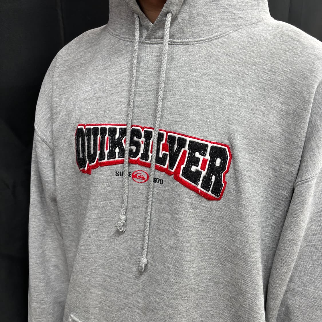 퀵실버(Quiksilver) 빅로고 아치형 자수 그레이 후드티 상품이미지8