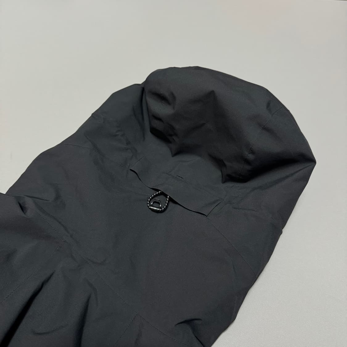 살로몬 블랙 전면로고 나일론 아웃패스 2.5L 워터프루프 윈드브레이커 상품이미지7