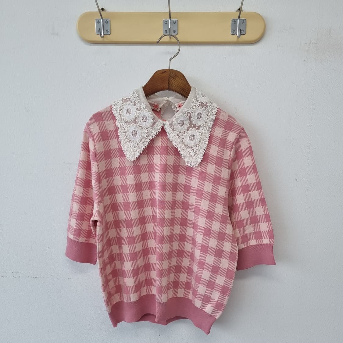 에센셜앤트워프 핑크체크 카라 니트 새상품 상품이미지2