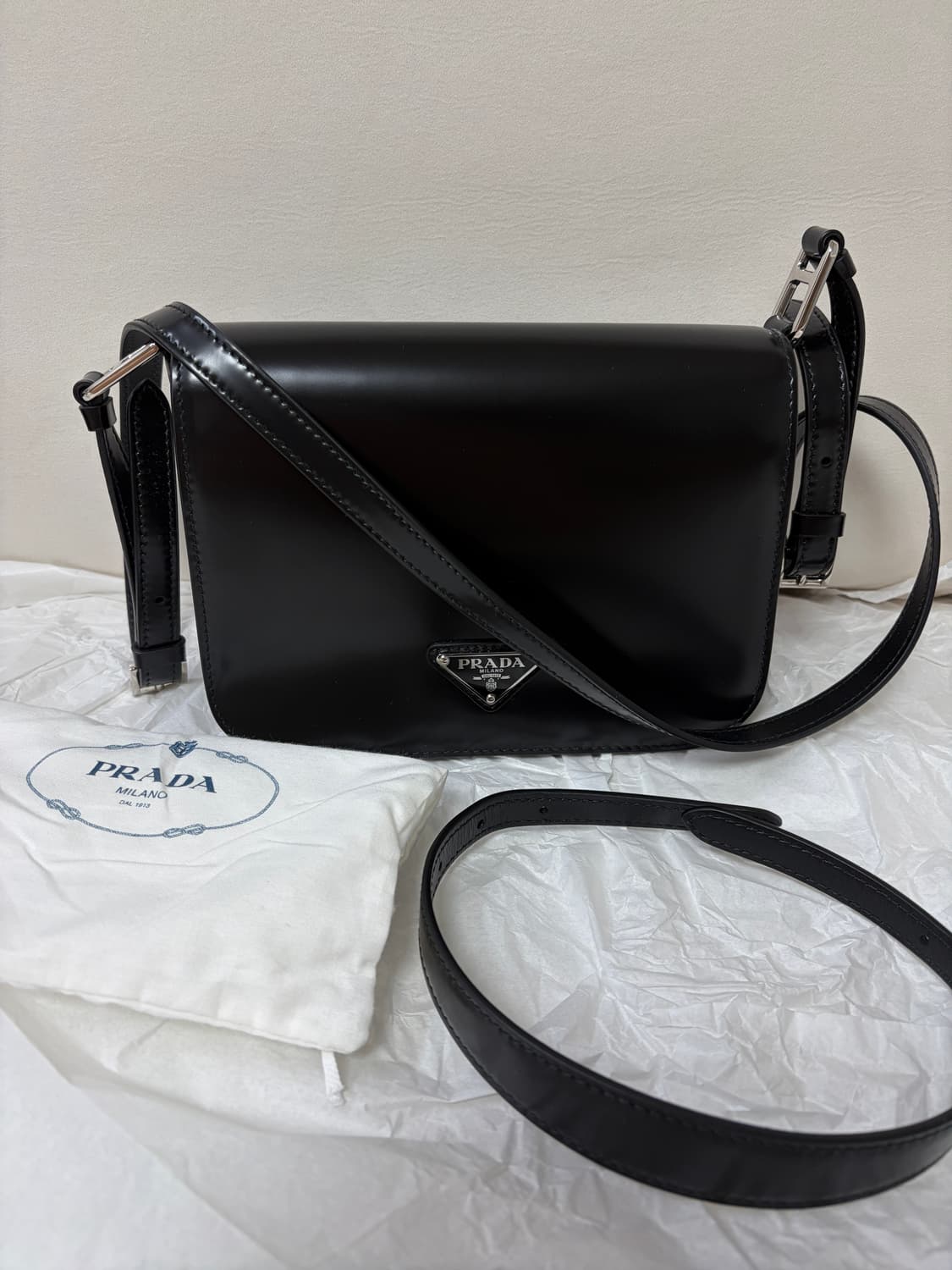 프라다 브러시드 가죽 숄더백 (1회 착용) 상품이미지1