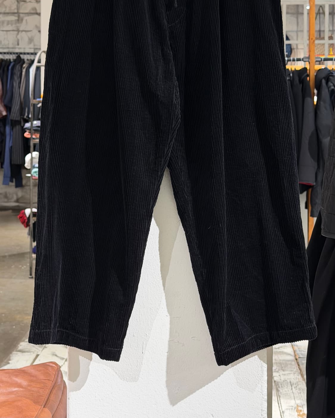 코모리 블랙 코듀로이 밴딩 와이드 팬츠 상품이미지3