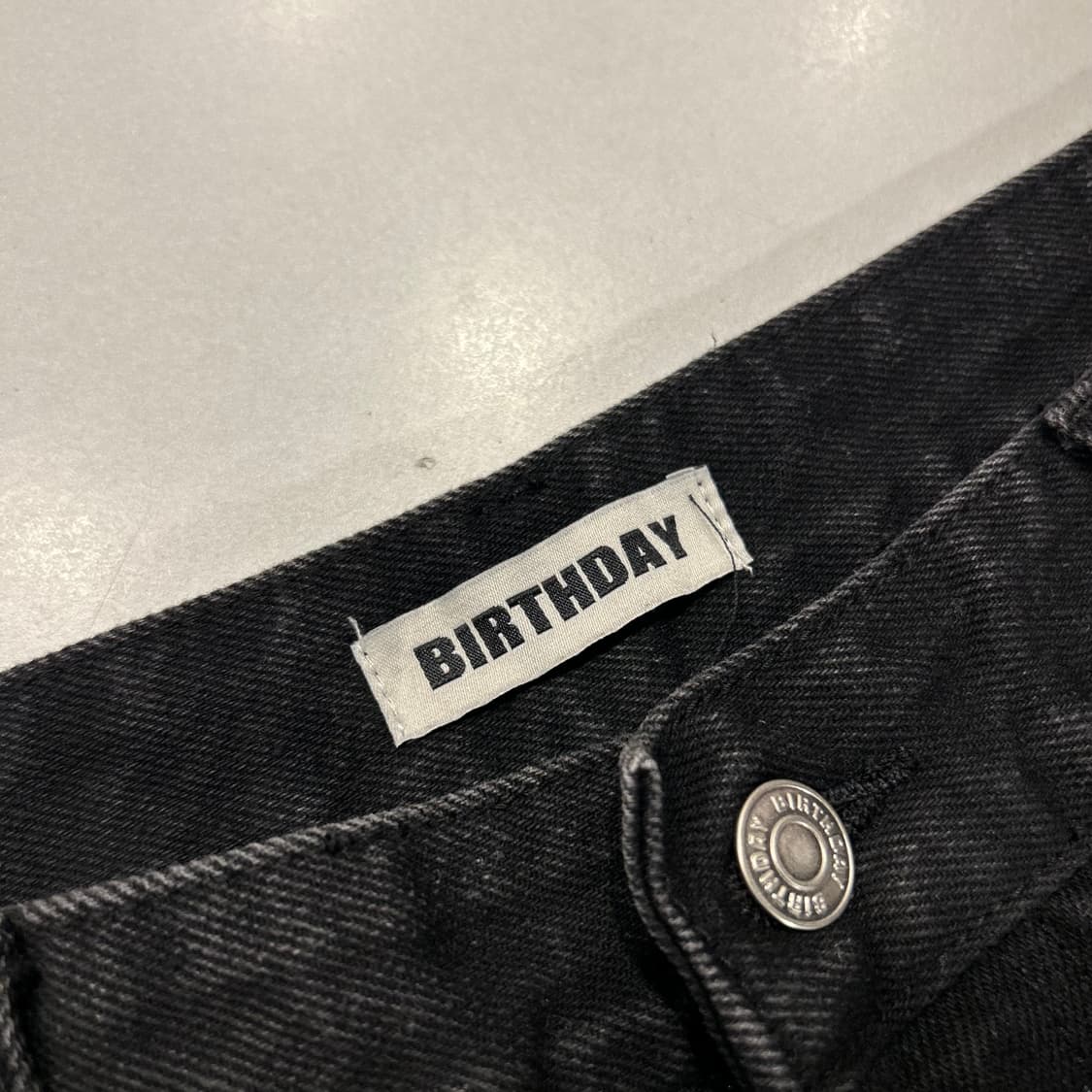 [L] BIRTHDAY 데미지 워싱 블랙 데님 팬츠 B21 상품이미지5