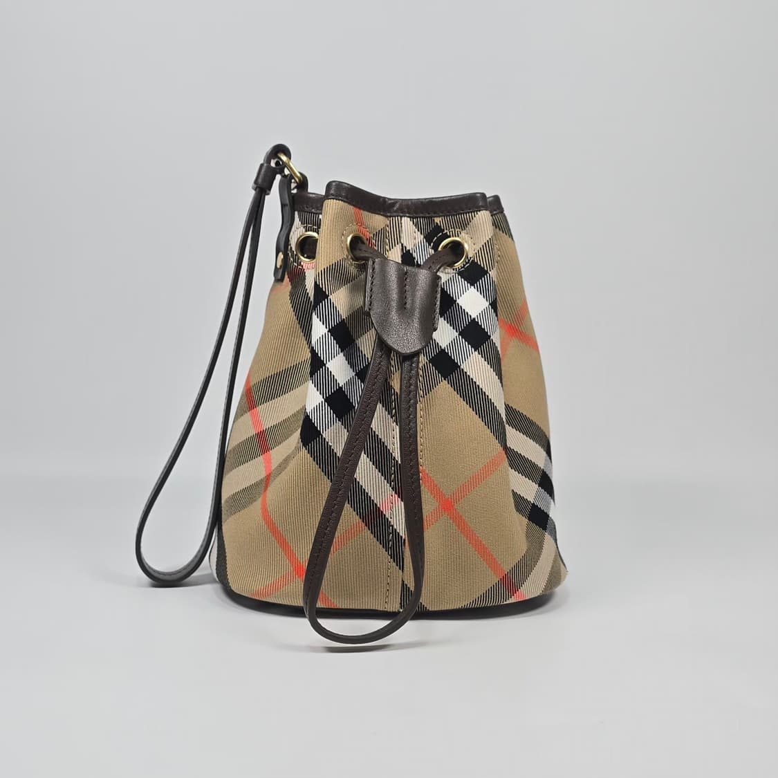 버버리 드로우스트링 버킷 파우치 상품이미지5
