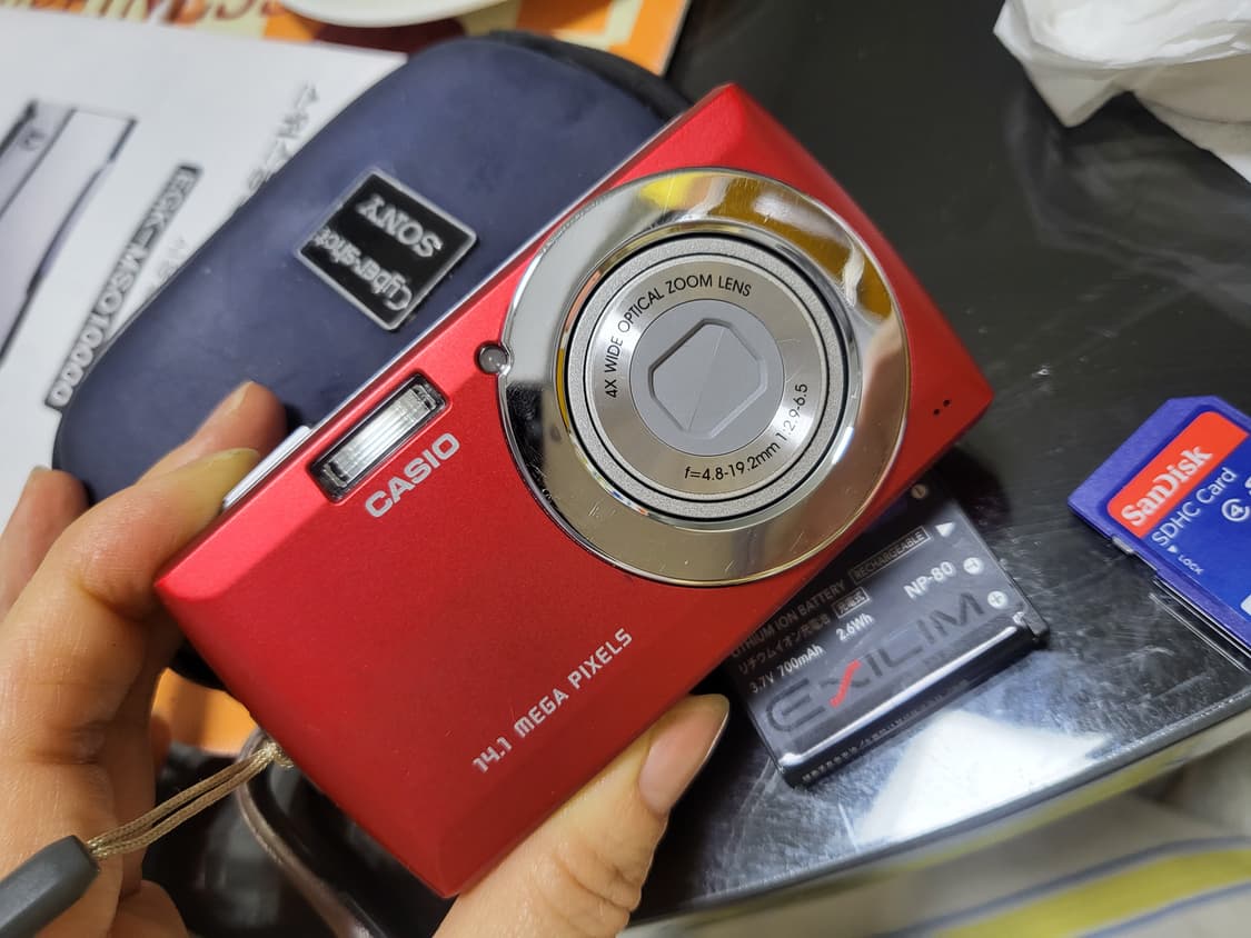 Casio QV-R100  디지털카메라 새제품같은 중고 상품이미지1