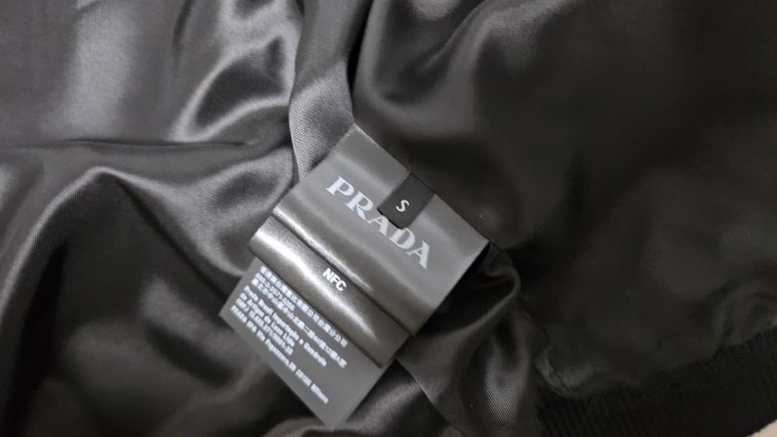 [S] 24FW 프라다 모헤어 울 봄버 바시티 자켓 패치 네이비 상품이미지3