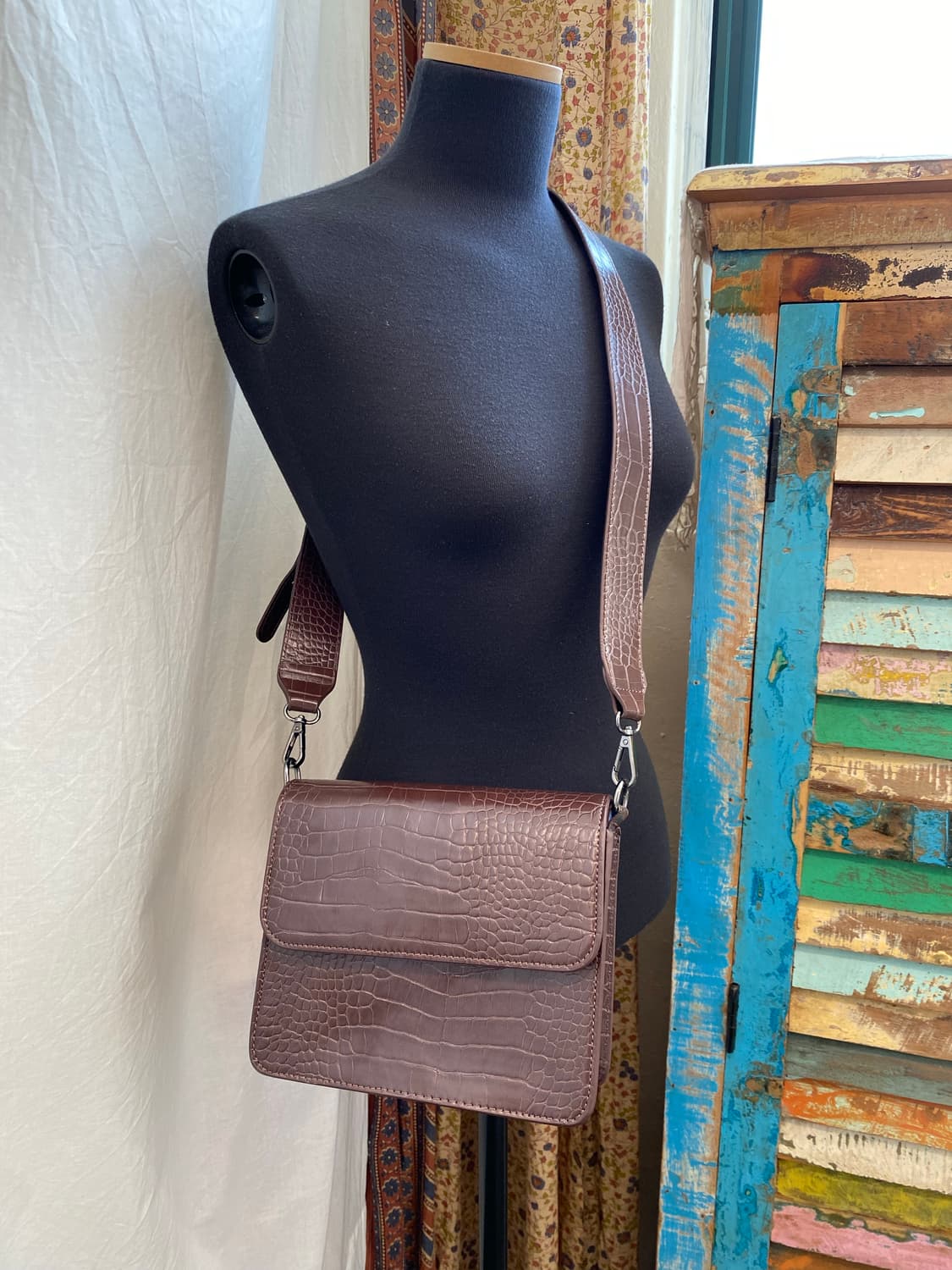 HVISK 브라운 비건레더 크로스백 상품이미지1