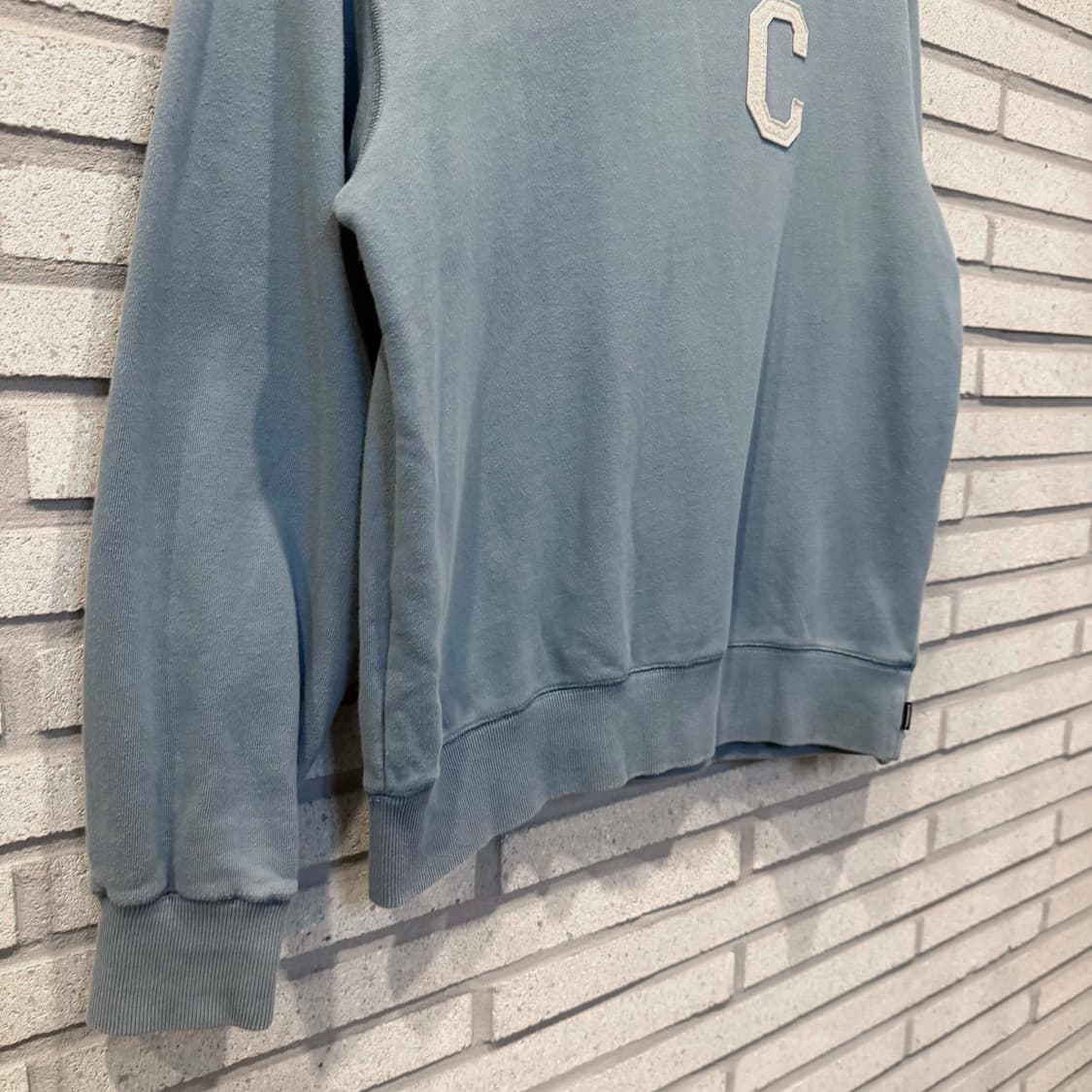 커버낫 프론트 자수 로고 맨투맨 블루 컬러 상품이미지3