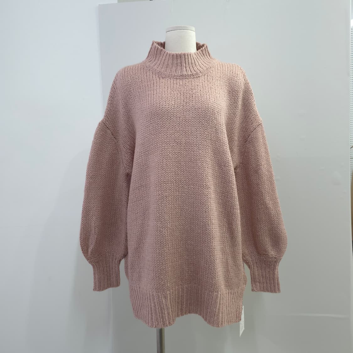 핑크 오픈백 하이넥 루즈핏 니트 상품이미지1