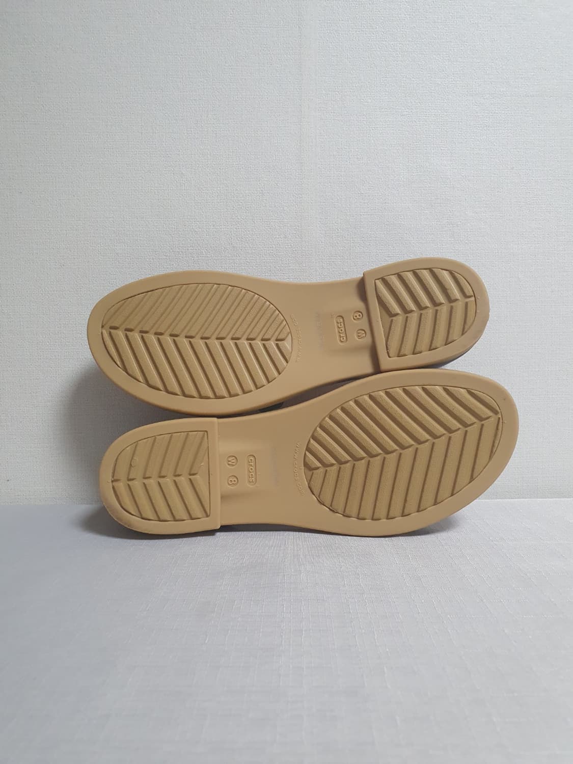 250mm 크록스 툴룸 오픈 플랫 샌들 블랙 탄 W8 상품이미지9