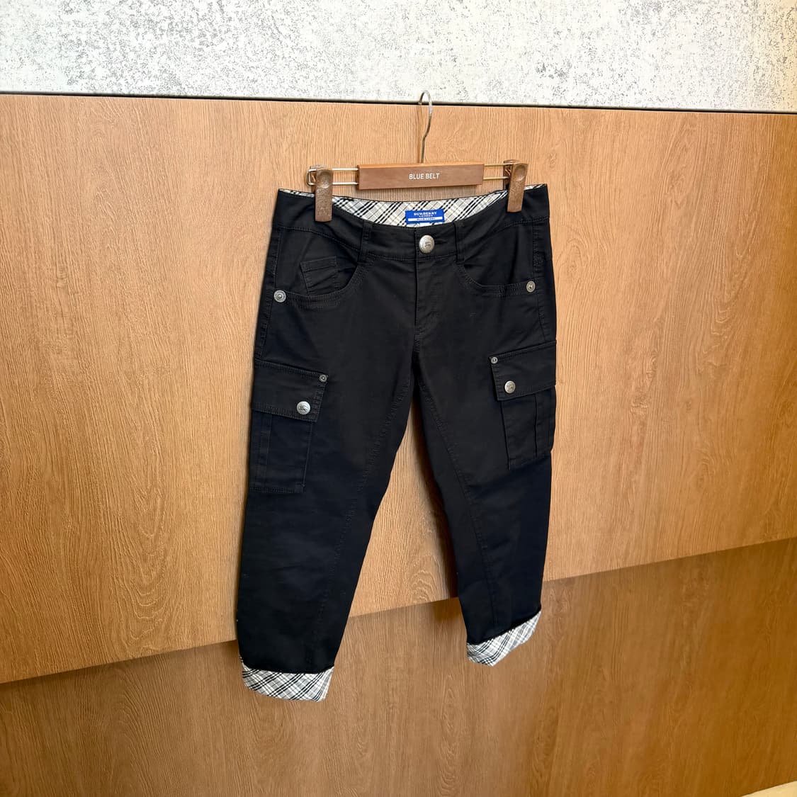 버버리 블루 라벨 카고 카프리 팬츠 백 버클 스트랩 디테일 블랙 상품이미지4