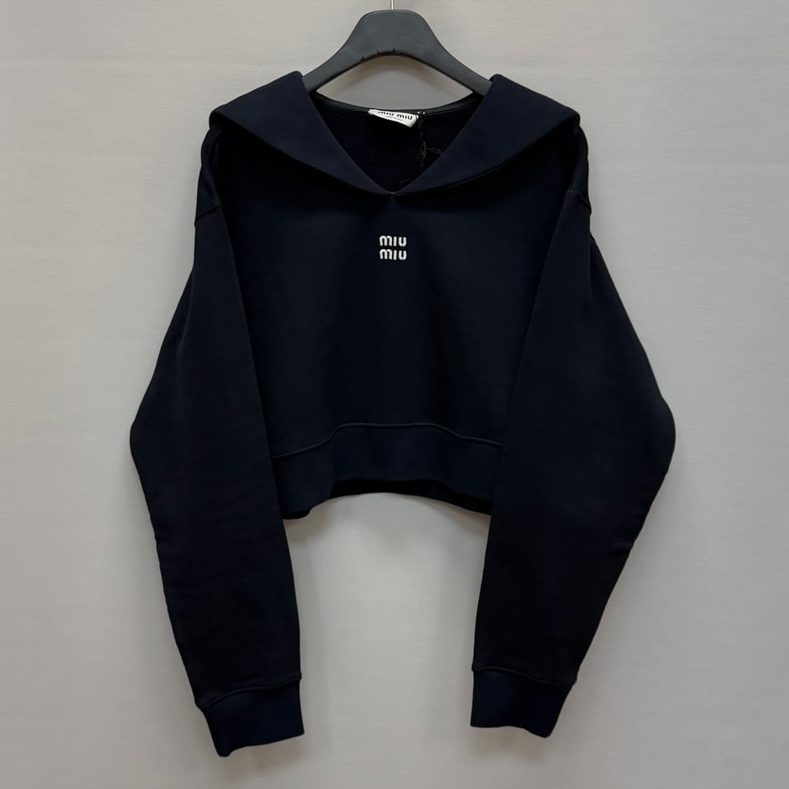 미우미우 로고 코튼 크롭 맨투맨 (크롭 오버핏 ) 상품이미지1