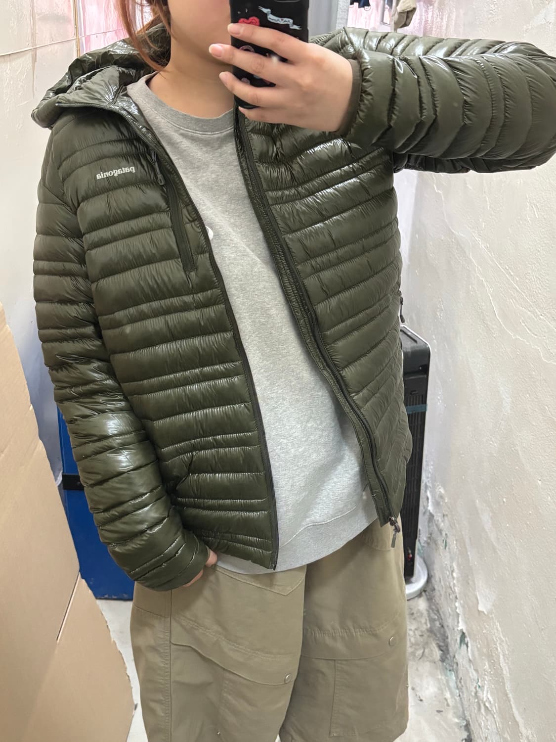 파타고니아 카키 유광 경량 패딩 상품이미지1