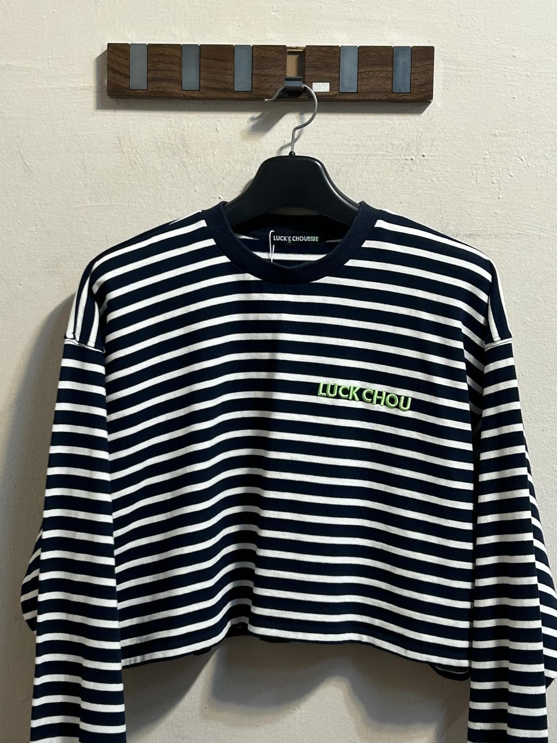 럭키슈에뜨 스트라이프 크롭 맨투맨 상품이미지2