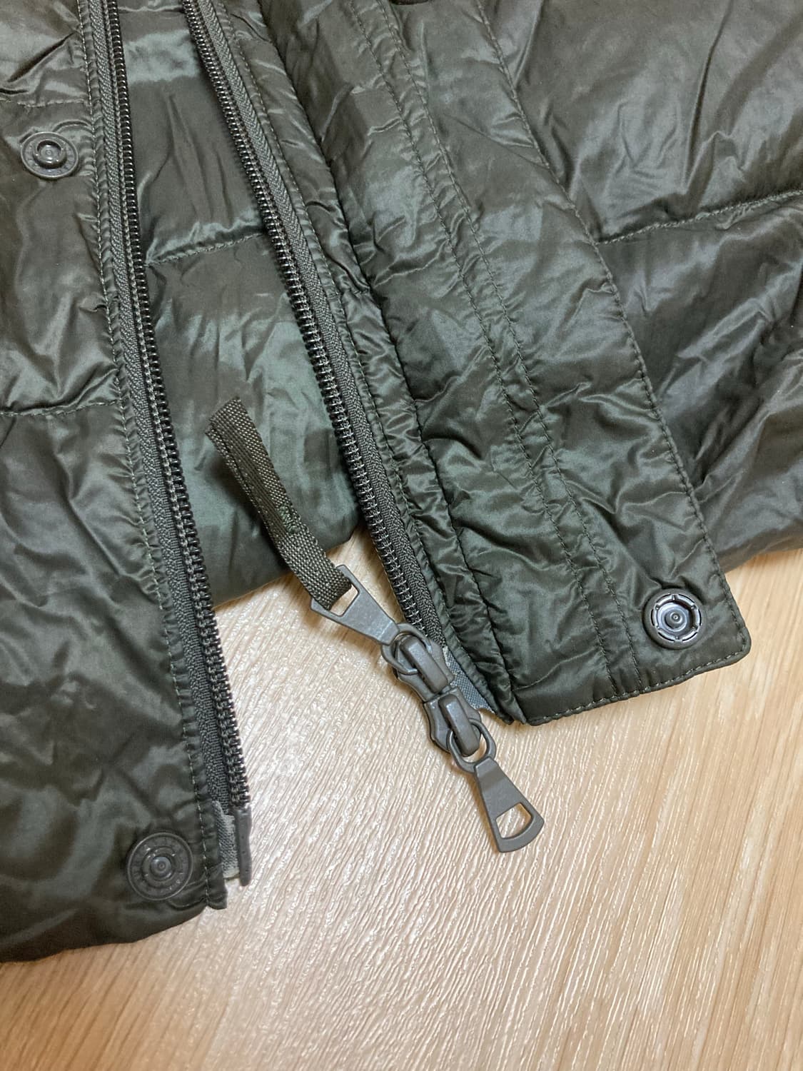 유니클로 경량 다운 패딩 L 다크올리브 상품이미지6
