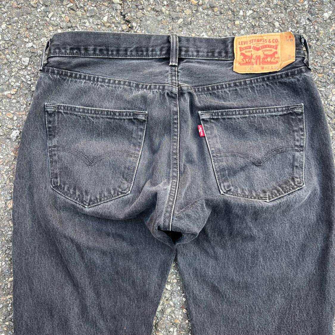 33  리바이스 501 블랙 데님 팬츠입니다 상품이미지8