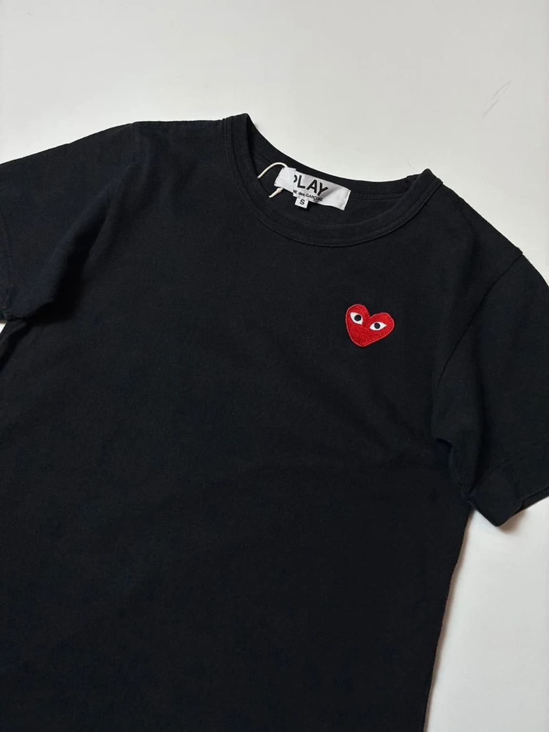 꼼데가르송 우먼스 하트 와펜 반팔 티셔츠 PN8558 상품이미지2