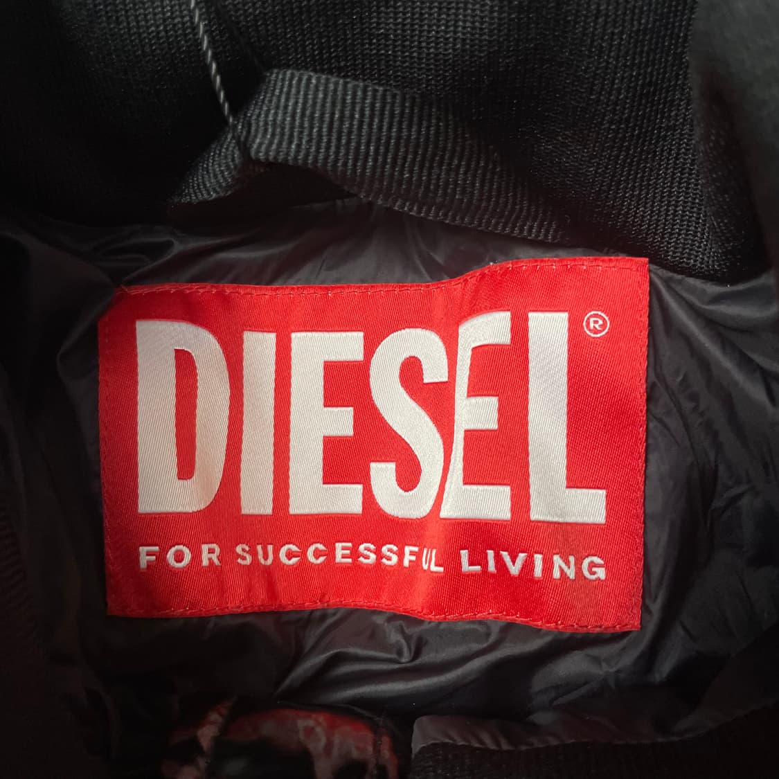 디젤 블랙 에나멜 숏 패딩 점퍼 상품이미지4