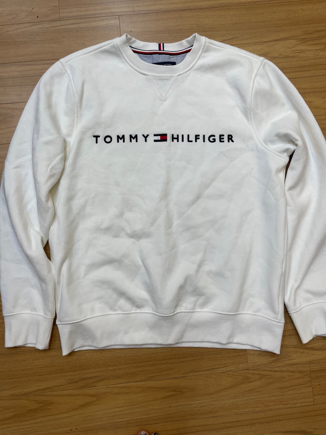 흰색 타미힐피거 맨투맨 L사이즈입니다. 무난한 디자인이라 어느 옷에나 잘 상품이미지1