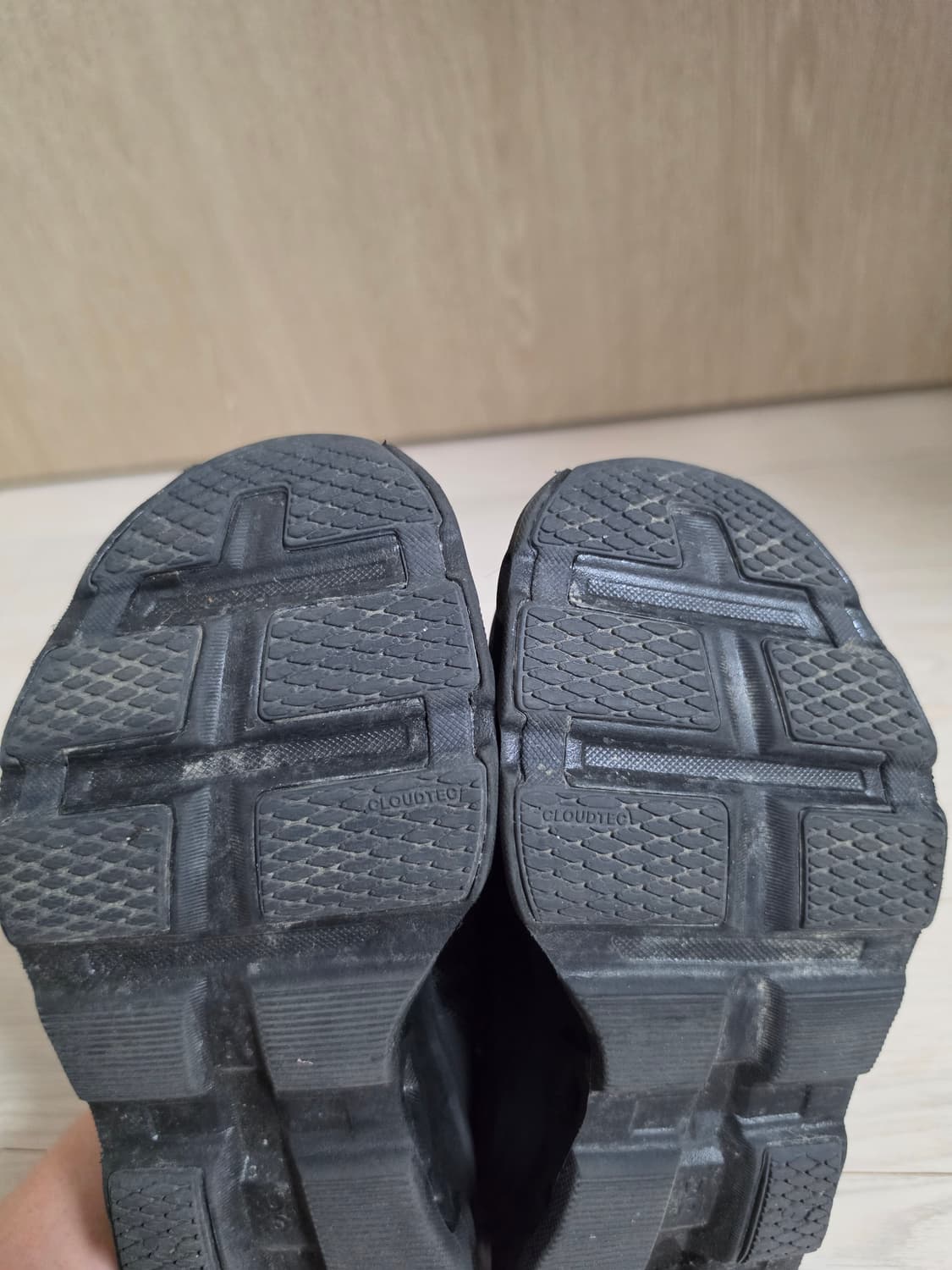 [W225]<거의새상품> 온러닝xPAF파프 클라우드몬스터2 블랙마그넷 상품이미지8