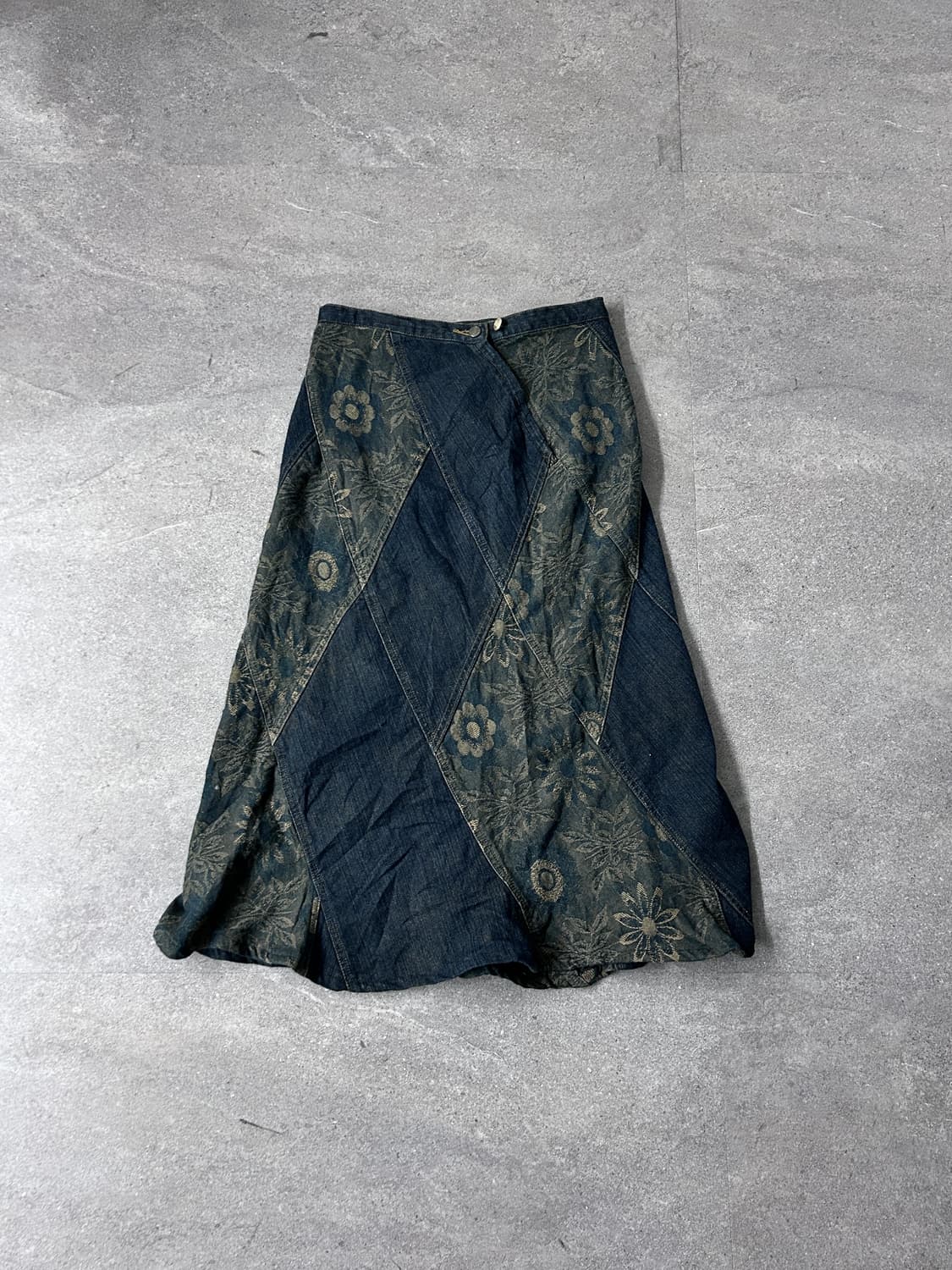 패치워크 플로랄 사선 데님 스커트 상품이미지4