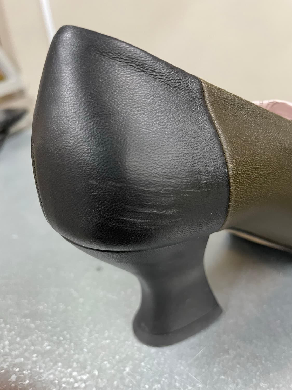 보테가 베네타 투톤 펌프스 올리브 블랙 35.5 상품이미지10