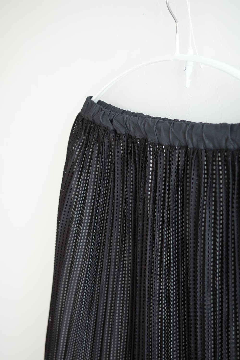 rhythomos 
• 블랙 펀칭 주름 미디어 스커트 상품이미지5