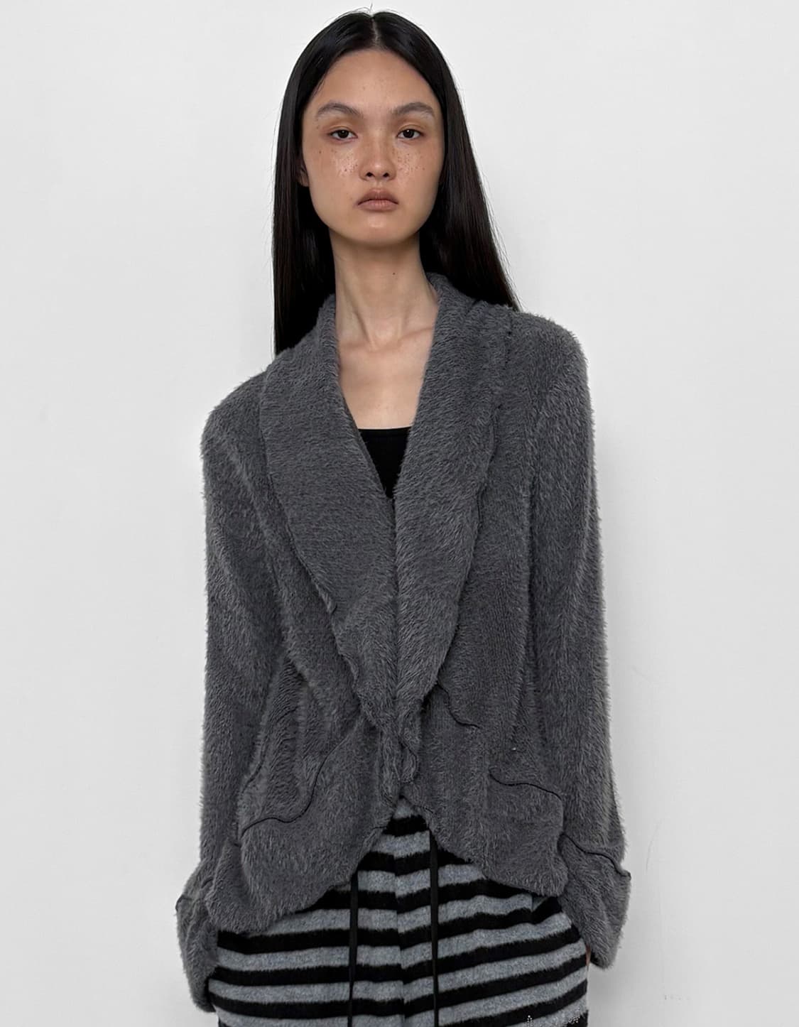 폴리수엠 FUZZY RUFFLED CARDIGAN, CHARCOAL 상품이미지1