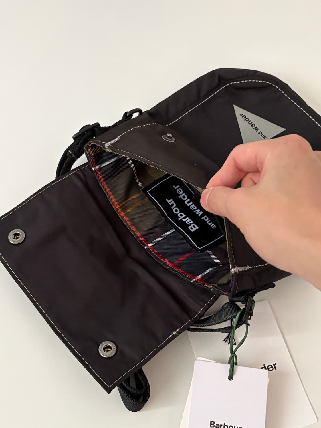 x Barbour - Shoulder Pouch Bag (Black) 상품이미지6