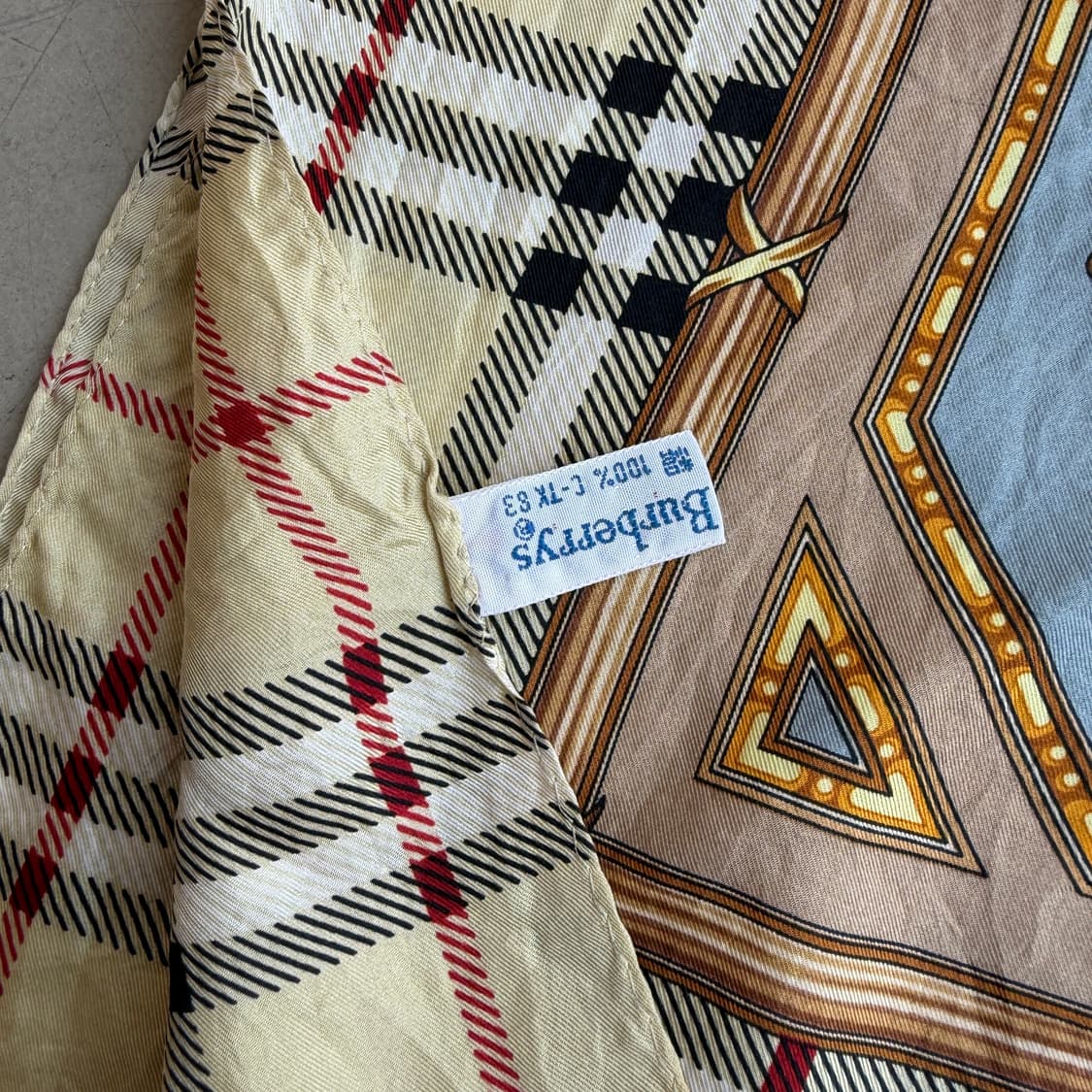 버버리 스퀘어 실크 스카프 상품이미지4