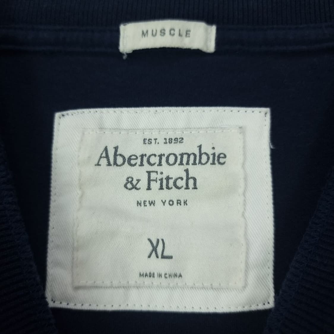 [아베크롬비] 로고 패치 슬림핏 헨리넥 반팔티 네이비 M20194 상품이미지8