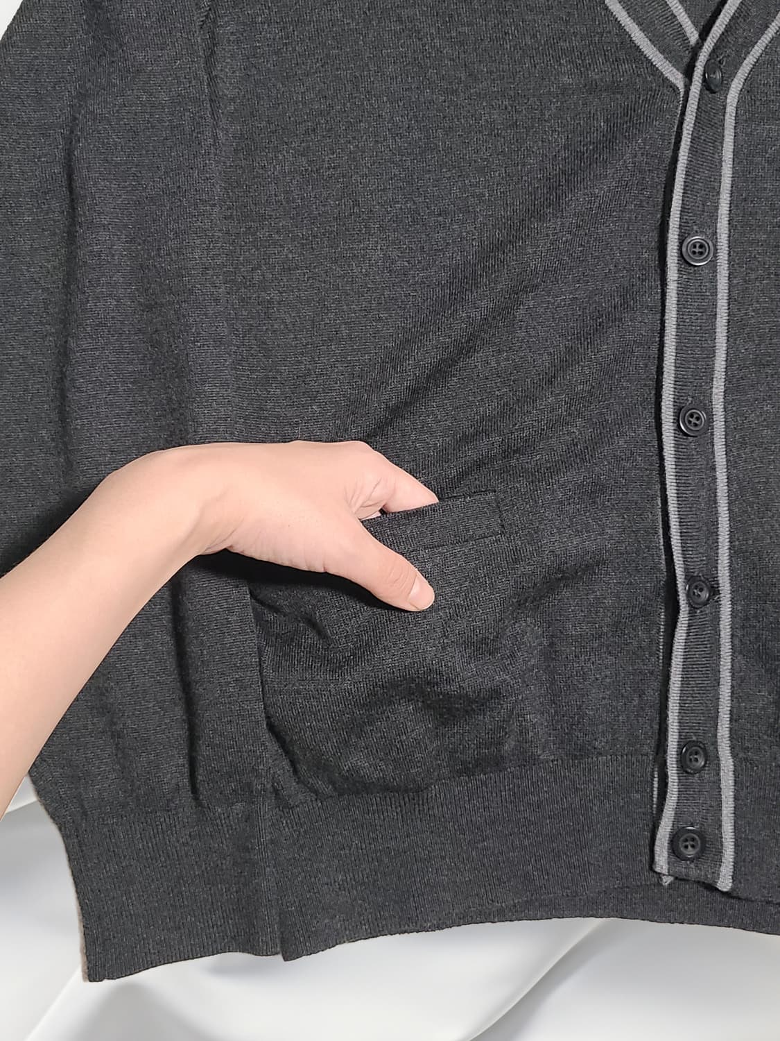 파크랜드 정품 울 혼방 배색 V넥 차콜 가디건 (95) 상품이미지3