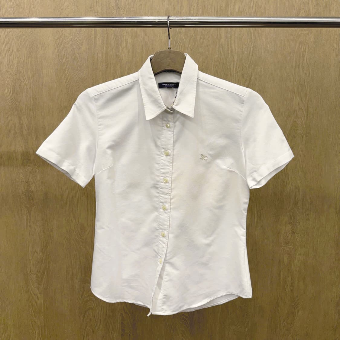 버버리 런던 반팔 셔츠 자수 로고 포인트 디테일 슬림핏 화이트 상품이미지2