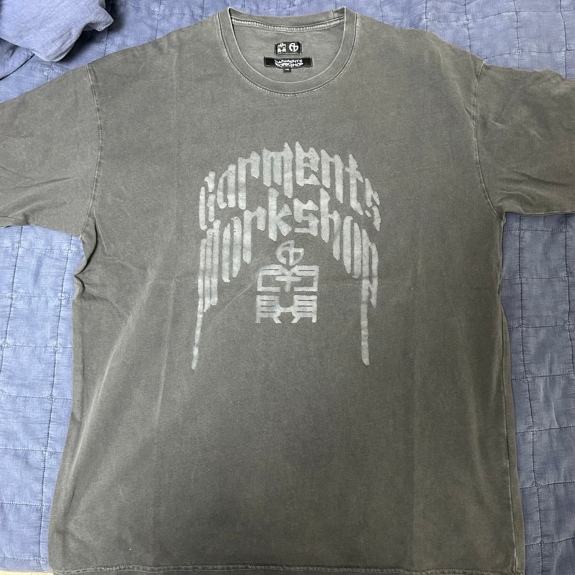 (4) 폴리테루 노매뉴얼 수베니어 반팔티 차콜 상품이미지1