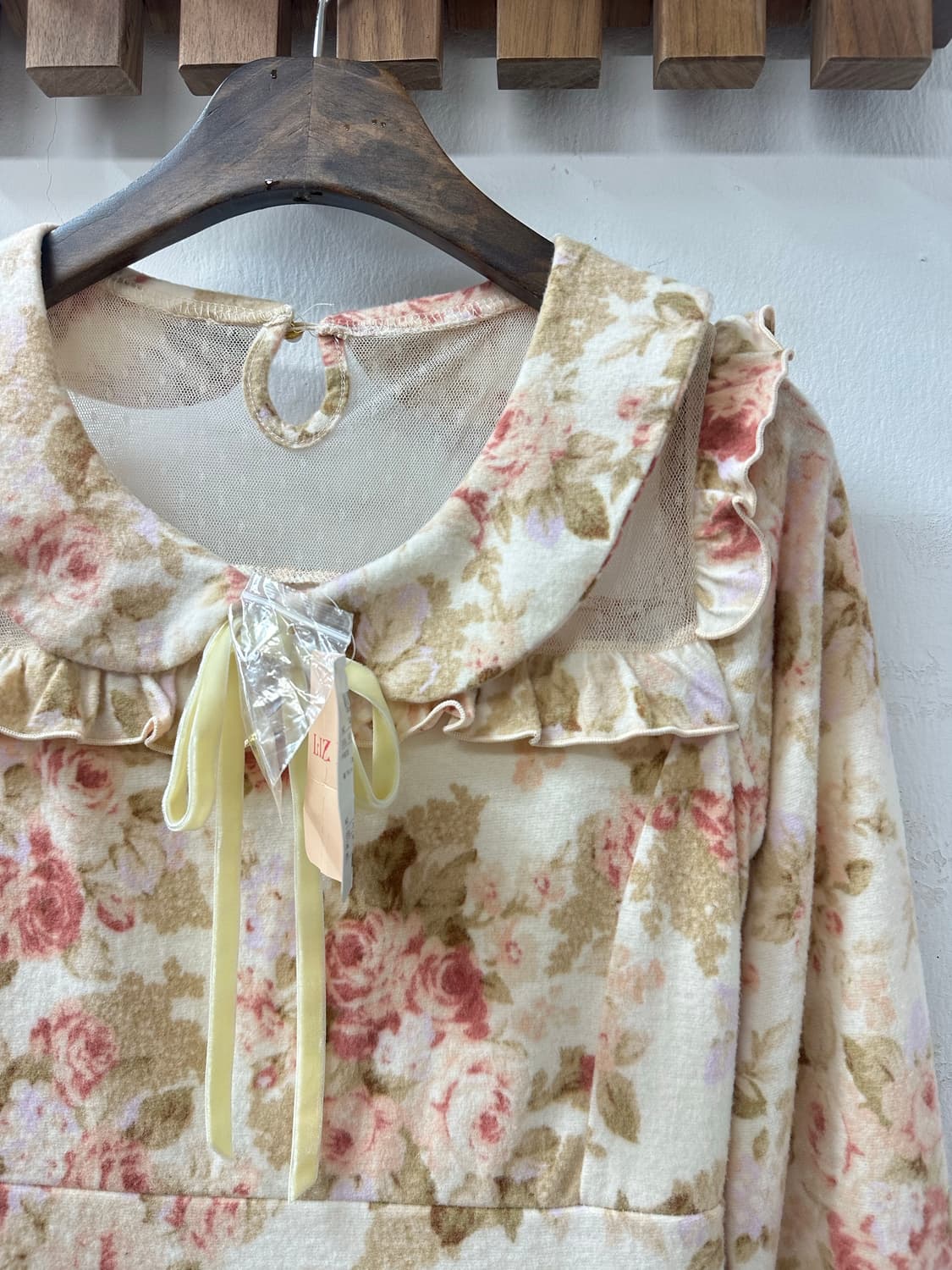 택있는 새상품 Liz Lisa 리즈리사 플라워 프릴 둥근 카라 원피스 상품이미지4