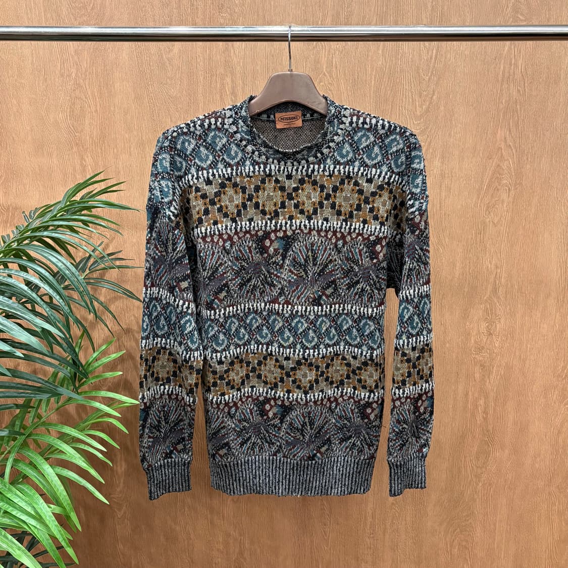 미쏘니 라운드넥 긴팔 니트 자카드 아트워크 패턴 디테일 레귤러핏 차콜 상품이미지1