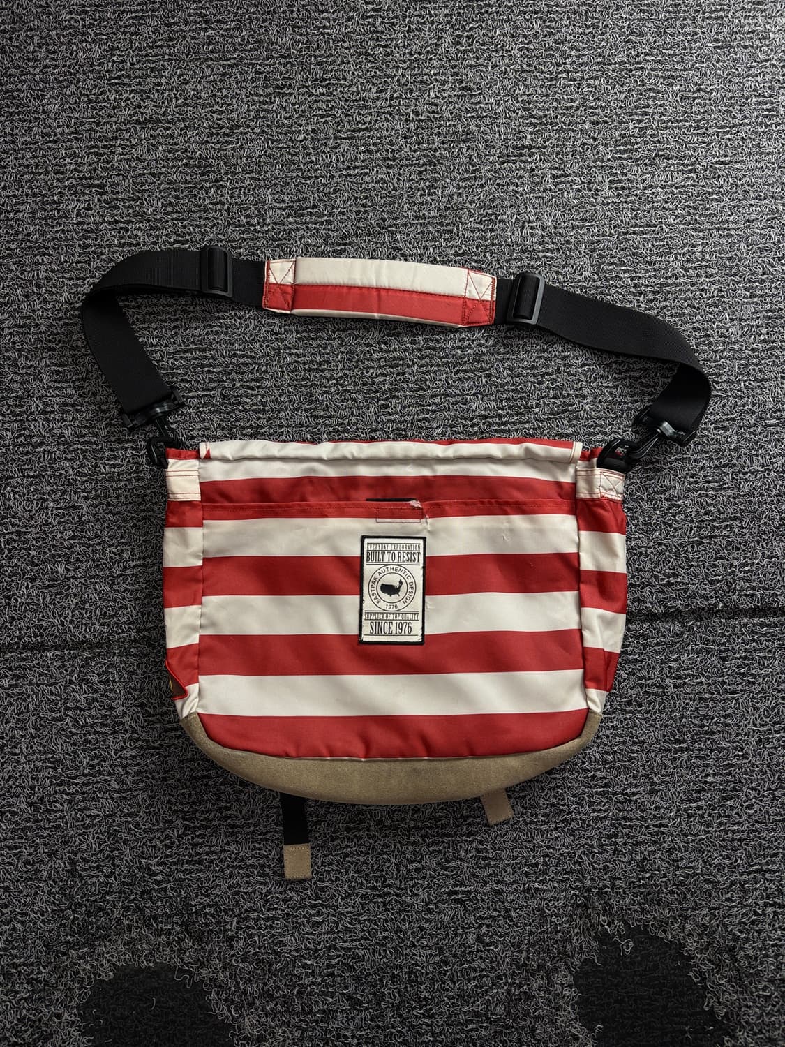 이스트팩 단가라 디테일 크로스 백 3744 상품이미지3