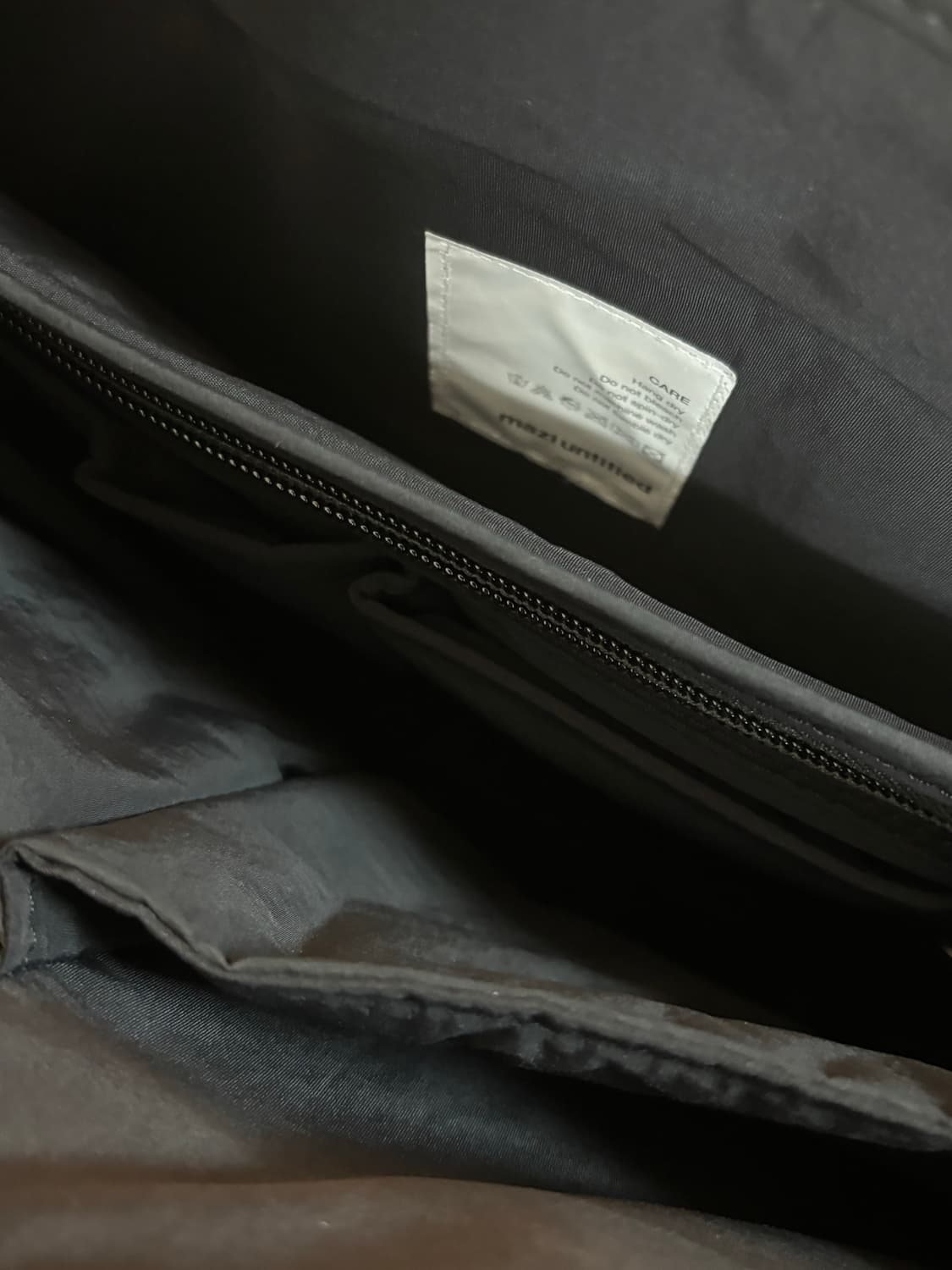 마지언타이틀 러너스백 블랙 상품이미지4