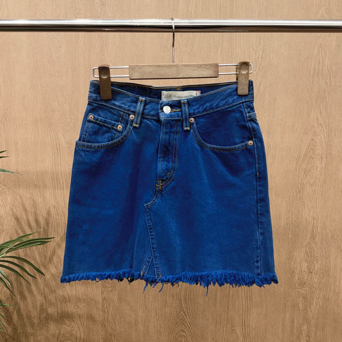 리바이스 코튼 미니 스커트 밑단 프린지 백 포켓 로고 탭 디테일 블루 상품이미지1