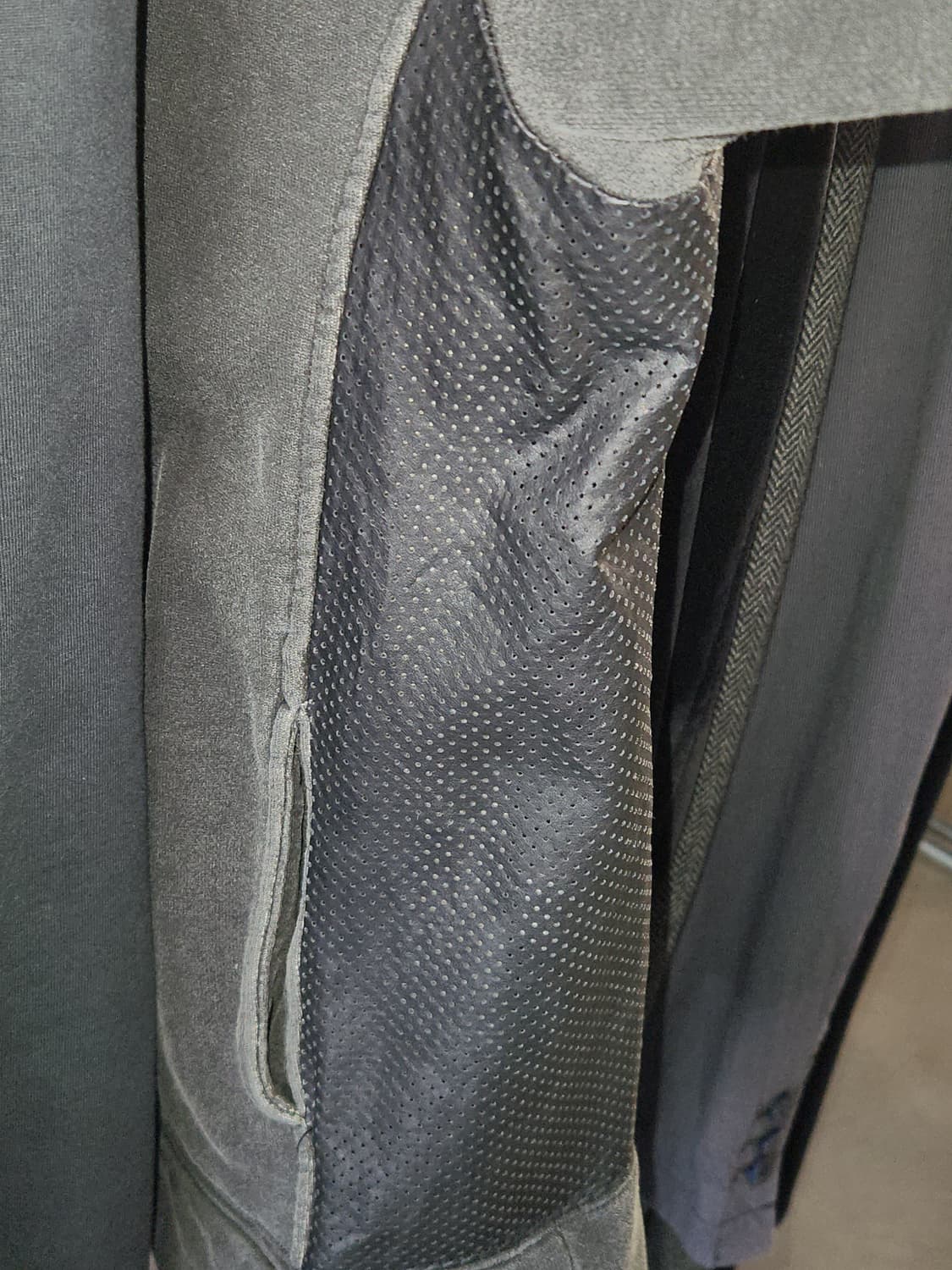 DESIGNWORKS 펀칭 레더 집업 상품이미지4