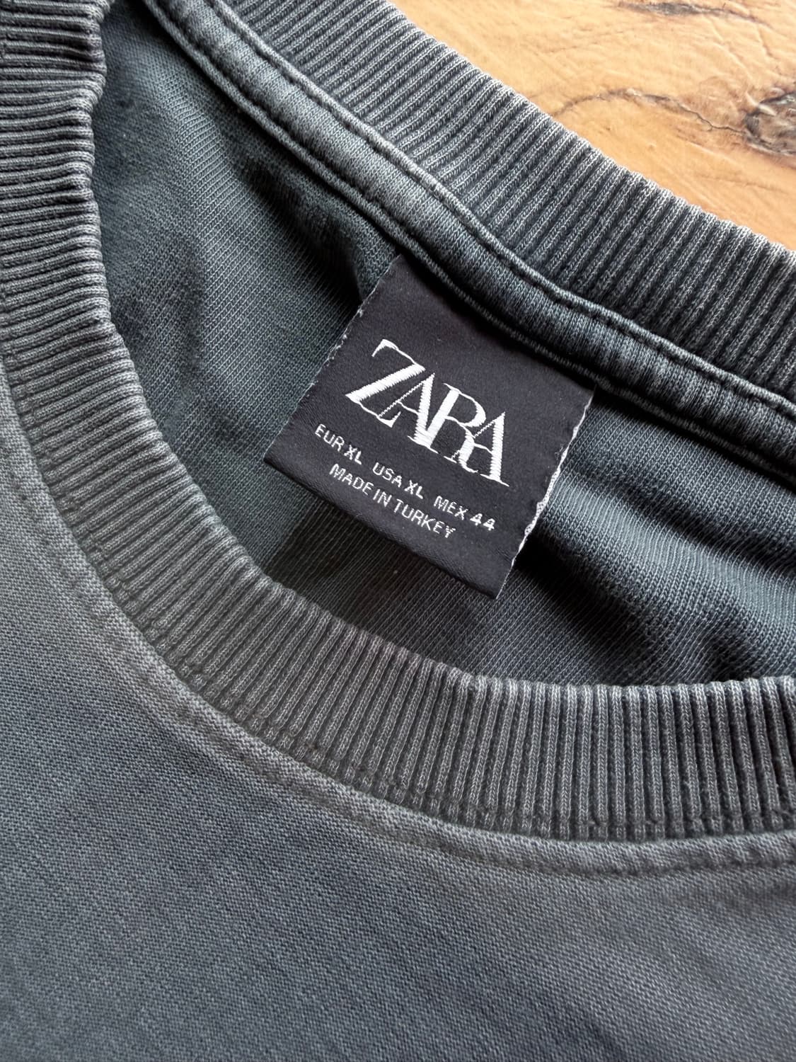 (Zara) 레이어드 포켓 차콜 티셔츠 상품이미지3