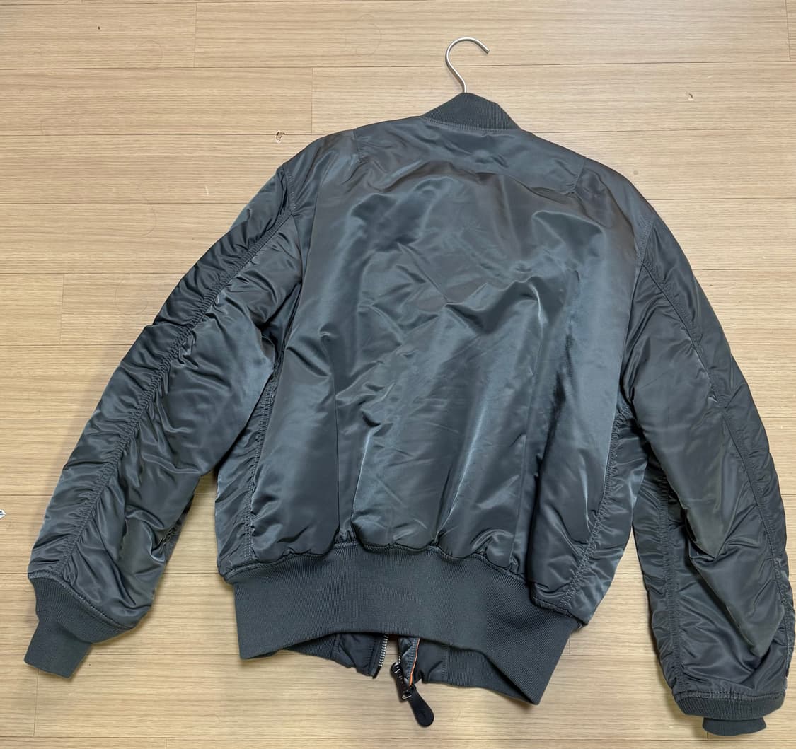 알파인더스트리 MA-1 항공점퍼 건메탈 색상입니다. 상품이미지2