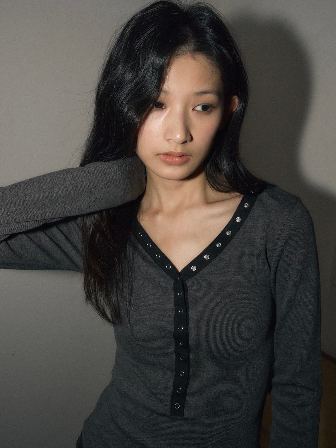 헬레네파리스 스냅 네크라인 롱 슬리브 차콜 상품이미지5